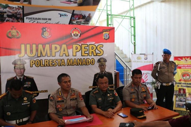 Polda Sulut, Kodam XIII Merdeka dan Polresta Manado, saat jumpa pers kasus penganiayaan anggota TNI hingga tewas di kawasan Megamas Manado, Kopda Lucky, di lobi Mapolresta Manado, Minggu (30/6/2019). 