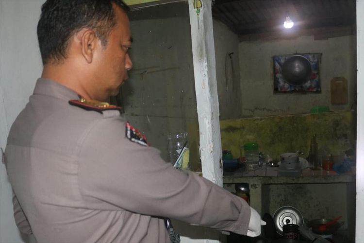 Kapolsek Megamendung, AKP Asep Drajat melakukan pemeriksaan pasca ditemukannya jasad bocah 8 tahun, di Kecamatan Megamendung, Puncak, Bogor.