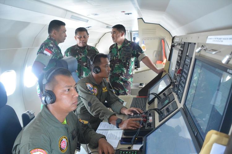 Dengan menggunakan pesawat CN 235 MPA, Pangdam XVII/Cenderawasih Mayjen TNI Yosua P. Sembiring, selaku Pangkoops TNI wilayah Papua, ikut dalam pencarian (searching flight) heli tersebut, Sabtu (6/7/2019). FOTO: PENDAM XVII/CENDERAWASIH
