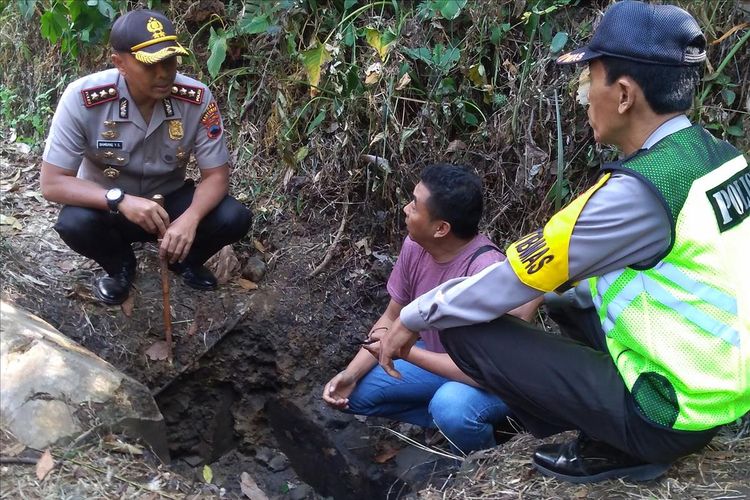 Kapolres Banyumas AKBP Bambang Yudhantara Salamun mengecek lokasi penemuan potongan tubuh yang terbakar, Selasa (9/7/2019)