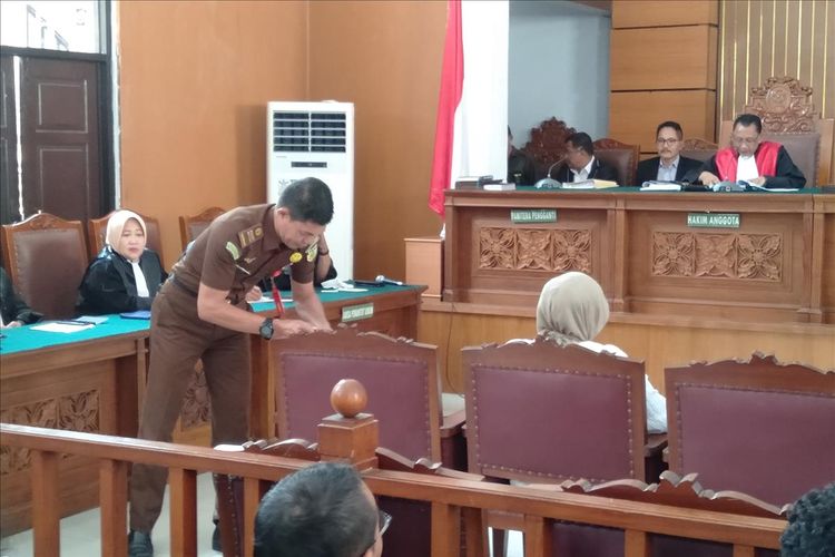 Ratna Sarumpaet ditegur hakim karena membuka tas saat sedang jalani sidang pembacaan putusan di Pengadilan Negeri Jakarta Selatan, Kamis (11/7/2019