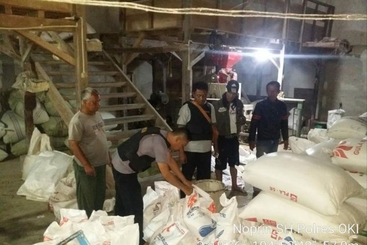 Puluhan karung beras diduga hendak diselewengkan diamankan dari sebuah lokasi pabrik di Desa Ulak Jermun OKI