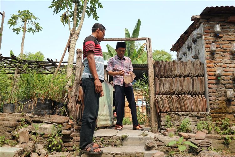 Kushartono, salah satu kerabat Bung Karno bersama Khoirul Anam, penjaga pekarangan tempat berdirinya bangunan bekas rumah masa kecil Presiden RI pertama Soekarno (Bung Karno), saat mengecek kondisi rumah, Kamis (11/7/2019). Rumah masa kecil Bung Karno itu berada di kawasan Gang Buntu, Desa Rejoagung, Kecamatan Ploso, Kabupaten Jombang, Jawa Timur. 