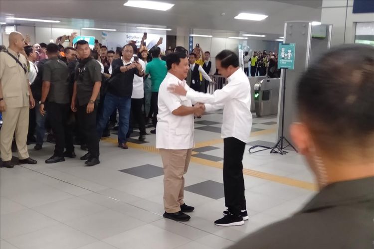 Jokowi dan Prabowo Bertemu di stasiun MRT Lebak Bulus Jakarta Selatan, Sabtu (13/7/2019).