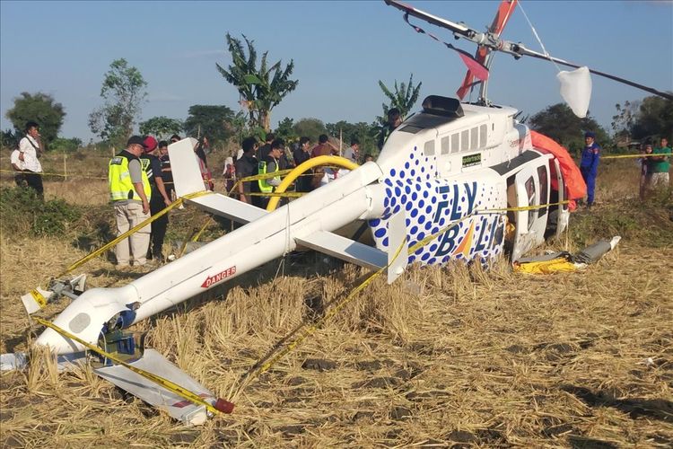 Helikopter yang jatuh di sawah warga yang berada di Desa Kawo, Lombok Tengah.