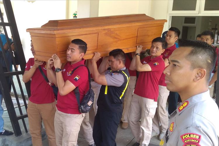 Jenazah korban mutilasi, KW (51) dibawa keluarga ke kampung halaman dari RSUD Margono Soekarjo Purwokerto, Jawa Tengah, Minggu (14/7/2019).