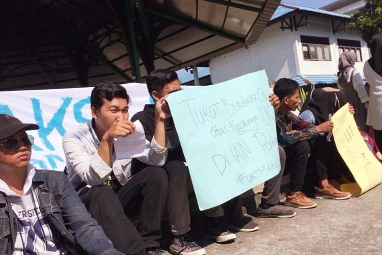 Sejumlah mahasiswa IAIN Pontianak, Kalimantan Barat, menggelar aksi protes kenaikan uang kuliah tak wajar, Senin (15/7/2019).