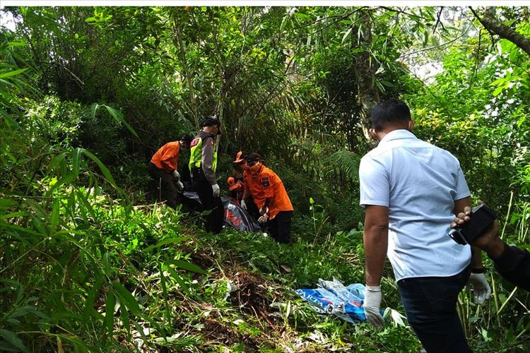Upaya evakuasi mayat mahasiswa asal Timor Leste, Joao Bosco Baptista (21). di jurang jalan raya Sarangan Cemoro Sewu Magetan Jumat (12/7/2019). (KOMPAS.com/SUKOCO) 