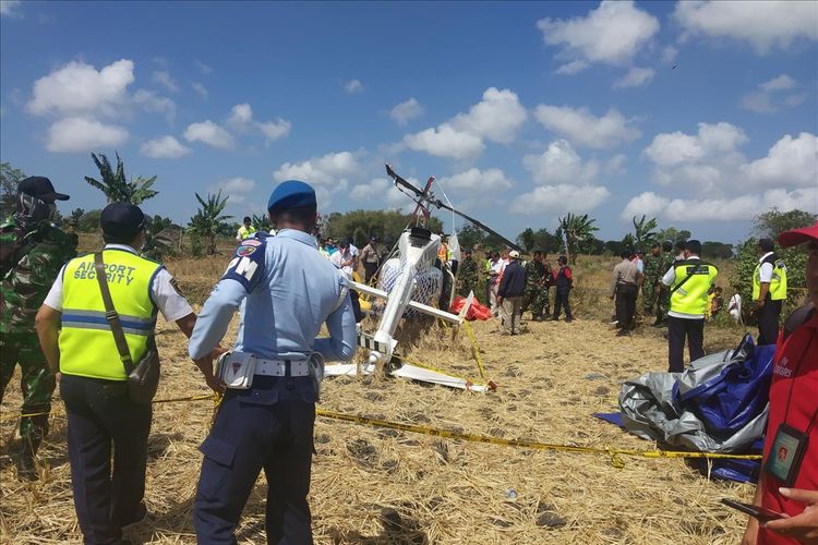 KNKT saat melakukan pemeriksaan di lokasi TKP tempat jatuhnya helikopter di Desa Kawo, Kecamatan Pujut, Lombok Tengah, Senin (15/7/2019). 