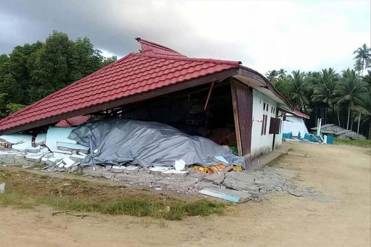 Satu dari sekian bangunan (rumah) warga yang roboh di Kecamatan Gane Barat Selatan, Kabupaten Halmahera Selatan, Maluku Utara akibat gempa magnitudo 7,2 pada Minggu (14/7/2019). 
