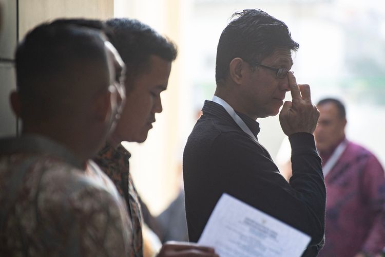 Wakil Ketua KPK Laode Muhammad Syarif (kanan) bersiap mengikuti tes uji kompetensi Seleksi Calon Pimpinan KPK di Pusdiklat Kementerian Sekretaris Negara, Cilandak, Jakarta, Kamis (18/7/2019). Sebanyak 192 kandidat calon pimpinan (capim) Komisi Pemberantasan Korupsi (KPK) mengikuti uji kompetensi tersebut.