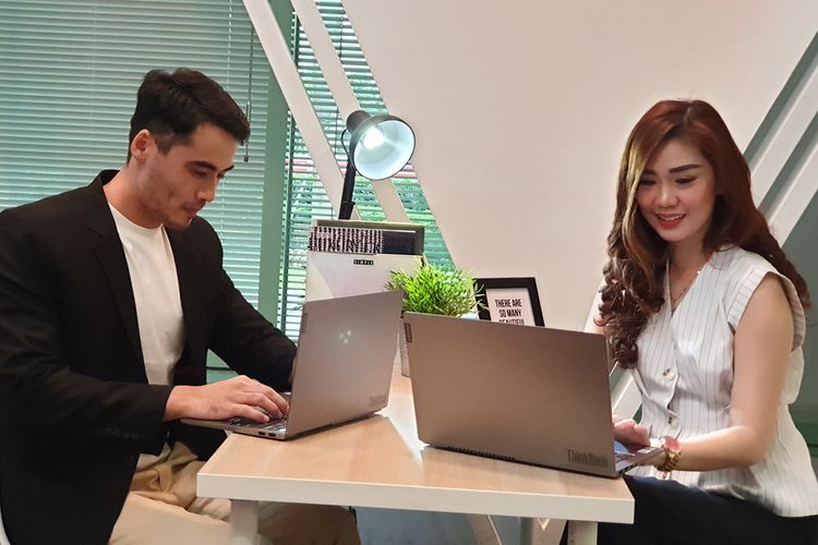 Model menunjukkan laptop Lenovo ThinBook 13S dan 14S dalam acara peluncuran di Jakarta, Senin (22/7/2019).