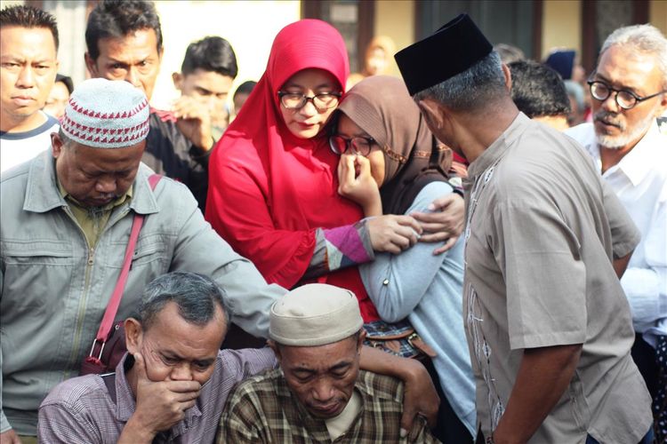 Keluarga korban mengiringi proses pemakaman AUS (22), gadis asal Cianjur, Jawa Barat yang diduga tewas dibunuh dan jenazahnya ditemukan tergeletak di pematang sawah di wilayah Sukabumi.