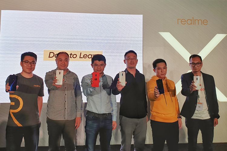 Jajaran petinggi Realme saat memamerkan sejumlah varian Realme X di Jakarta, Kamis (25/7/2019).