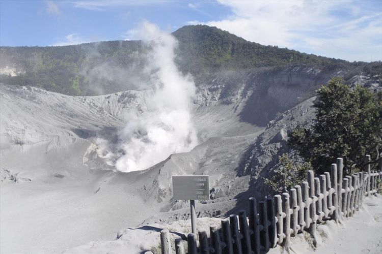 Debu vulkanik setebal kurang lebih 5 sentimeter menyelimuti Kawah Ratu, pusat wisata Gunung Tangkuban Parahu, pasca erupsi Jumat (26/7/2019) kemarin. 