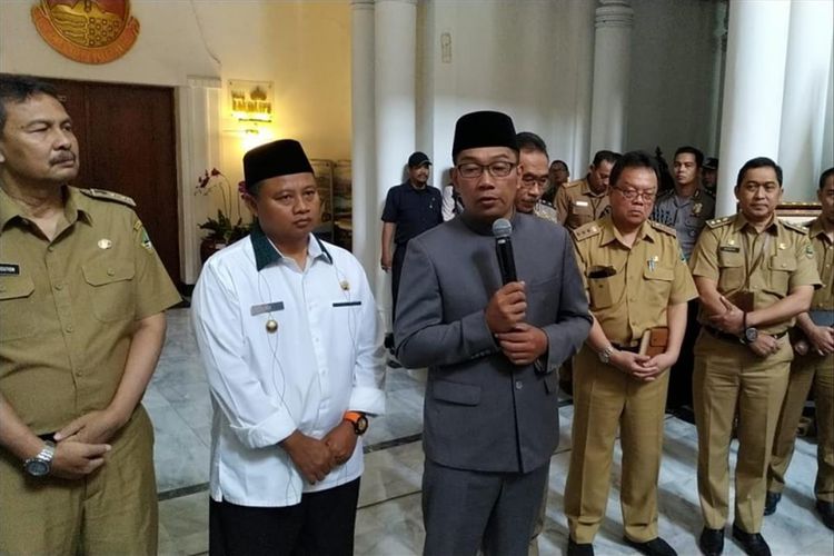 Gubernur Jawa Barat Ridwan Kamil saat memberikan keterangan resmi terkait penetapan status tersangka Sekda Jabar Iwa Karniwa di Gedung Sate, Jalan Diponegoro, Selasa (30/7/2019)