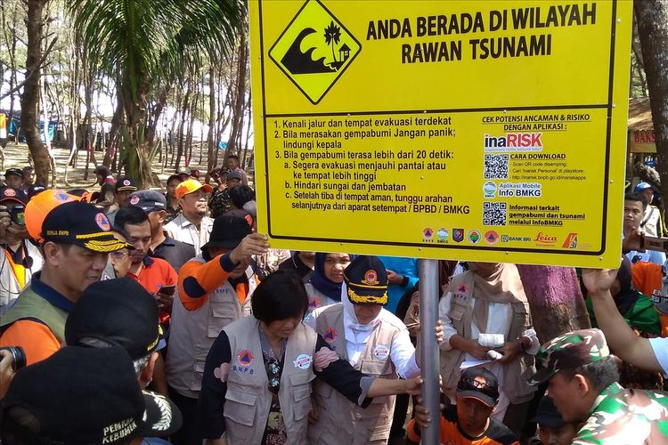 Pemasangan rambu peringatan tsunami di Pantai Laguna Lembupurwo, Kecamatan Mirit, Kabupaten Kebumen, Jawa Tengah, dalam rangkaian Destana Tsunami 2019, Selasa (30/7/2019).
