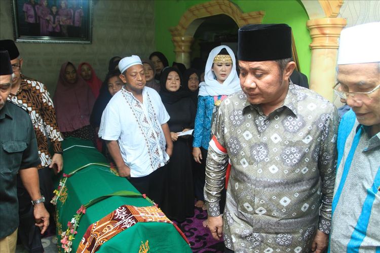 Gubernur Sumsel Herman Deru ketika berkunjung ke rumah duka WJ (14) salah satu siswa SMA Taruna yang tewas ketika sedang mengikuti orientasi.