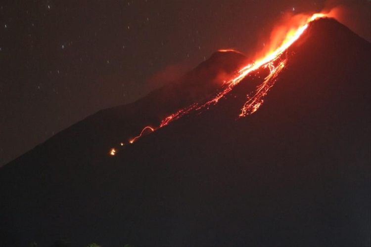 Dua kawah Gunung Karangetang di Kabupaten Kepulauan Sitaro, Sulut, mengeluarkan lava