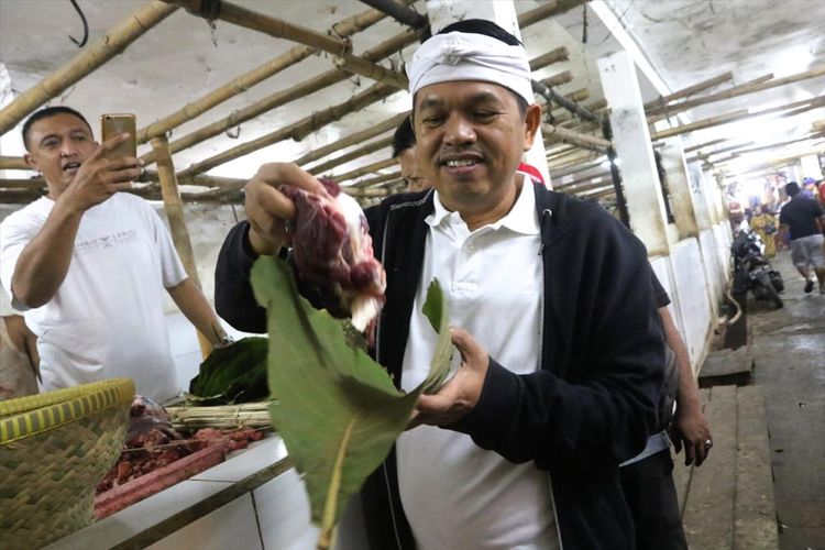 Politisi Partai Golkar Dedi Mulyadi menyontohkan membungkus daging menggunakan daun di Purwakarta, Jawa Barat, Minggu (4/8/2019).