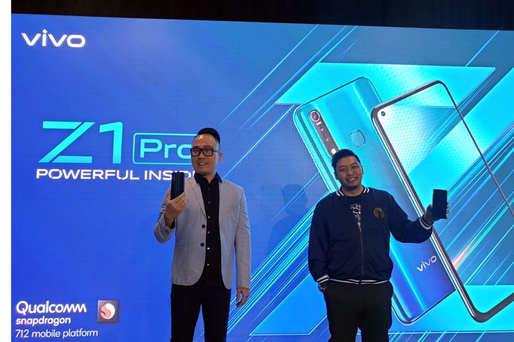 Edy Kusuma, Senior Brand Director Vivo Indonesia, Edy Kusuma memamerkan smartphone terbaru Vivo Z1 Pro di Jakarta, Senin (5/8/2019).