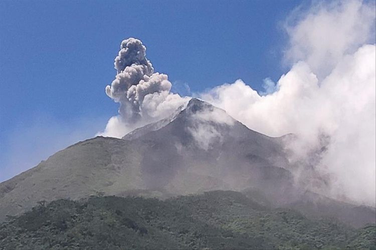 Gunung Karangetang. 