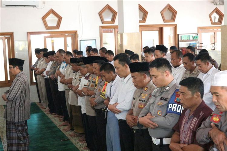 Shalat Ghaib dan doa bersama untuk tokoh Nahdlatul Ulama (NU), KH. Maimoen Zubair, dilaksanakan di Masjid Mapolres Jombang Jawa Timur, Selasa (6/8/2019).