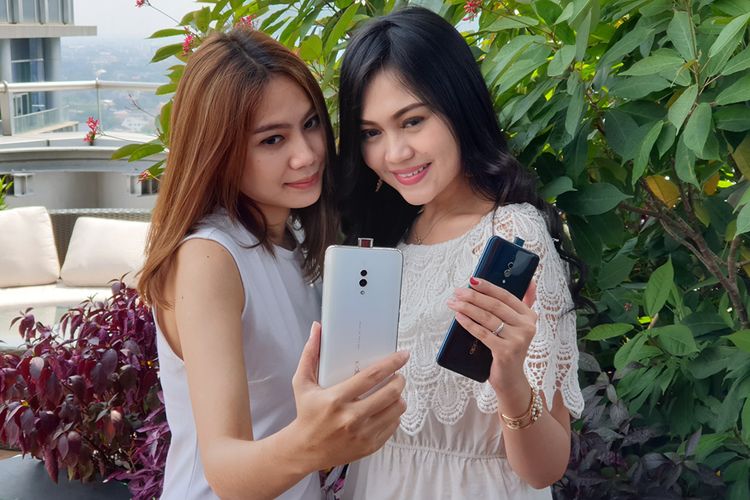 Model menunjukkan dua varian warna Oppo K3 dalam acara peluncurannya di Jakarta, Rabu (7/8/2019)