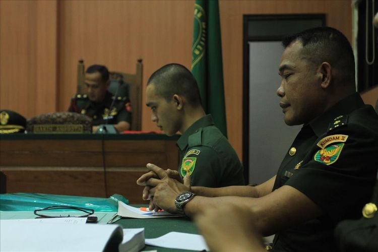 Prada DP terdakwa kasus pembunuhan serta mutilasi pacarnya sendiri Fera Oktaria (21) saat menjalani sidang di Pengadilan Militer I-04 Palembang, Kamis (8/8/2019).