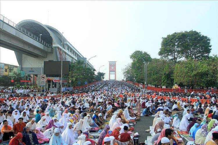 Ribuan warga memadati jembatan Ampera Palembang untuk melaksanakan shalat Idul Adha 1440 Hirjiah di Masjid Sultan Mahmud Badaruddin, Sabtu (11/8/2019).