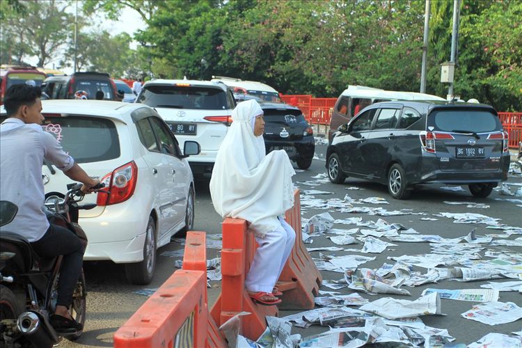 Seorang warga masih tetap berdoa meskipun di kawasan akses jalan menuju Ampera meskipun jalur itu telah dibuka polisi usai pelaksanaan shalat Idul Adha 1440 Hirjiah di Masjid Sultan Mahmud Badaruddin Palembang, Sabtu (11/8/2019).