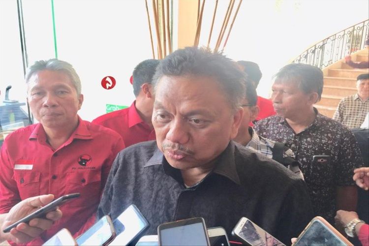 Gubernur Sulut Olly Dondokambey saat diwawancarai usai memberikan pengarahan kepada calon legislatif (Caleg) PDI-P terpilih se-Sulut di Hotel Gran Puri Manado, Kamis (15/8/2019) pukul 15.18 Wita