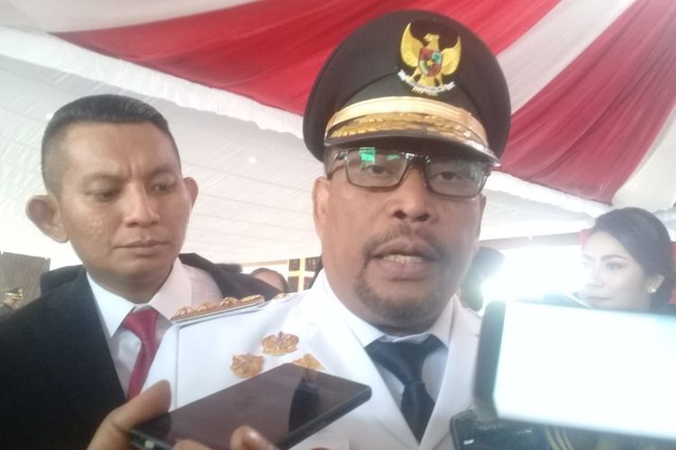 Gubernur Maluku, Murad Ismail saat diwawancarai seusai memimpin upacara HUT Kemerdekaan RI di lapangan Merdeka Ambon, Sabtu (17/8/2019)