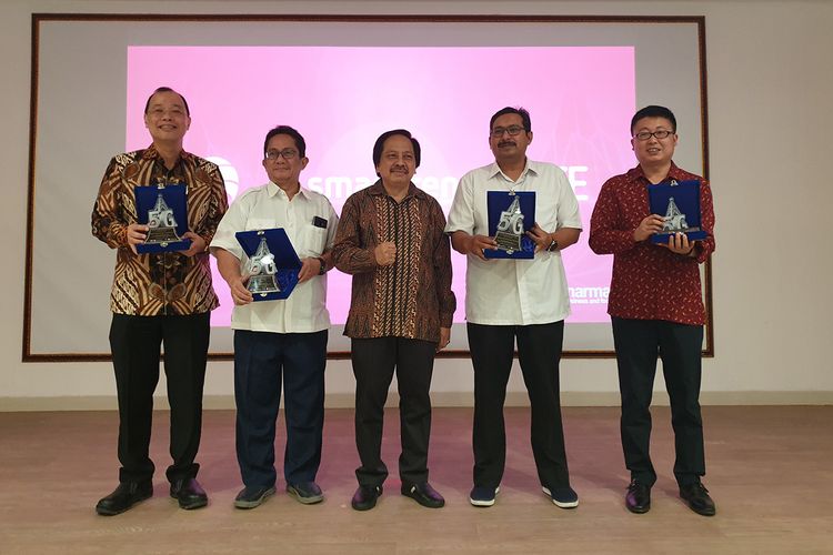 Perwakilan Smartfren, ZTE, dan Kementerian Kominfo dalam uji coba jaringan 5G Smartfren di Marunda, jakarta Utara, Senin (19/8/2019).