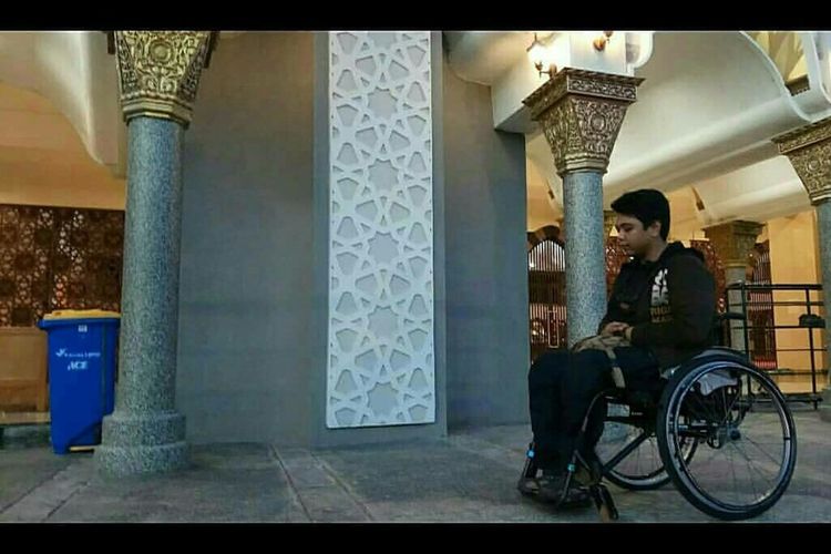 Abraham Ismet, penyandang disabilitas ketika berada di Masjid Raya Sumbar beberapa waktu lalu. Ia dilarang shalat di Masjid Raya Sumbar itu dengan alasan kursi rodanya tidak suci. 