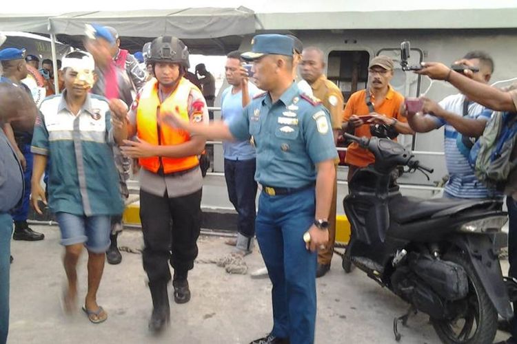 Sejumlah  ABK KM Mina yang dievakuasi dengan KRI Teluk Lada tiba  di Pelabuhan Dobo, Kepulauan Aru, Selasa (20/8/2019)
