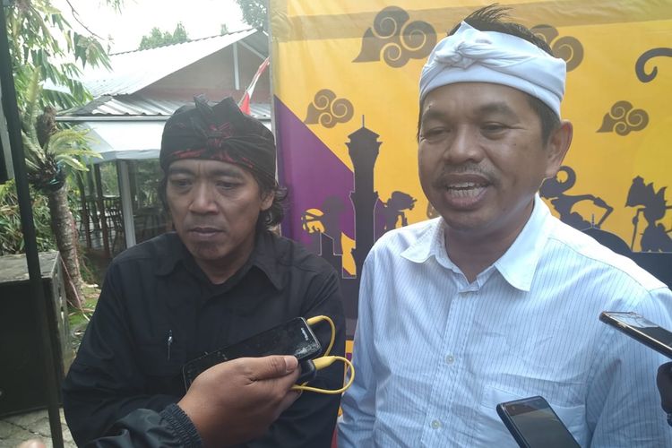 Budayawan Sunda Budi Dalton (kiri) dan Dedi Mulyadi (kanan).