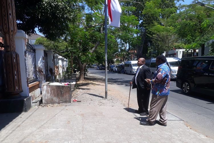 Tidak bisa masuk, dua anggota DPR RI dari Papua hanya berdiri di depan asrama mahasiswa Papua di Surabaya, Rabu (21/8/2019). 