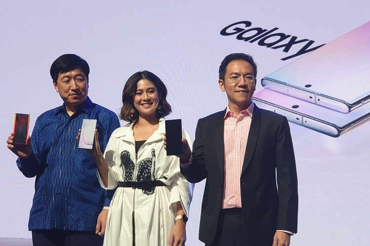 IT & Mobile VP Samsung Electronics Indonesia Bernard Ng (kanan), Aktris Dian Sastrowardoyo, dan Presiden Samsung Electronics Indonesia Jaehin Kwon dalam acara peluncuran Galaxy Note 10 dan Note 10 Plus di Jakarta, Rabu (21/8/2019)