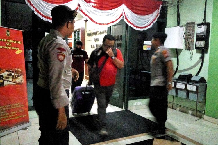 Penyidik KPK saat meninggalkan kantor Bagian Layanan Pengadaan (BLP) Pemerintahan Kota Yogyakarta di kompleks Balai Kota Yogyakarta.
