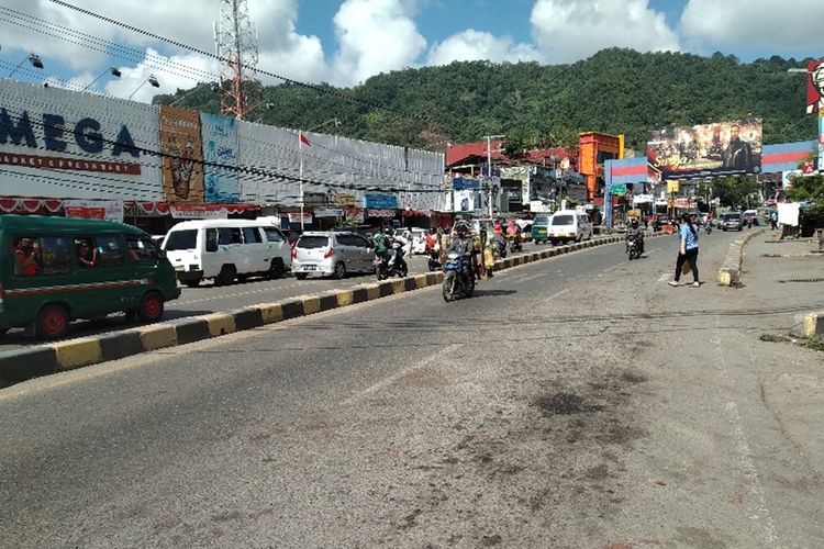 Suasana di Jl. Raya Abepura , Kota Jayapura, Papua, pada Jumat (23/08/2019) pagi. Aktivitas kendaraan tampak lebih lengang dari biasanya