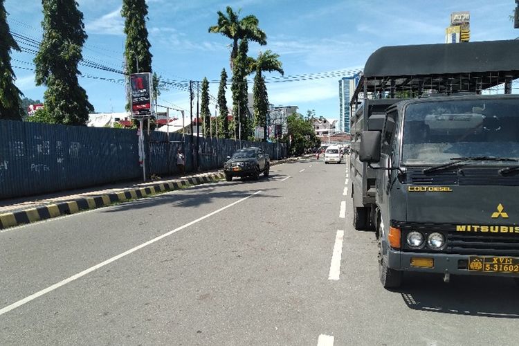 Situasi di Jl. Ahmad Yani, Kota Jayapura, Papua, pada Jumat (23/08/2019) siang. Tampak jalan tersebut sangat lengang berbeda pada hari-hari sebelumnya dimana di kawasan tersebut selalu terjadi penumpukan kendaraan