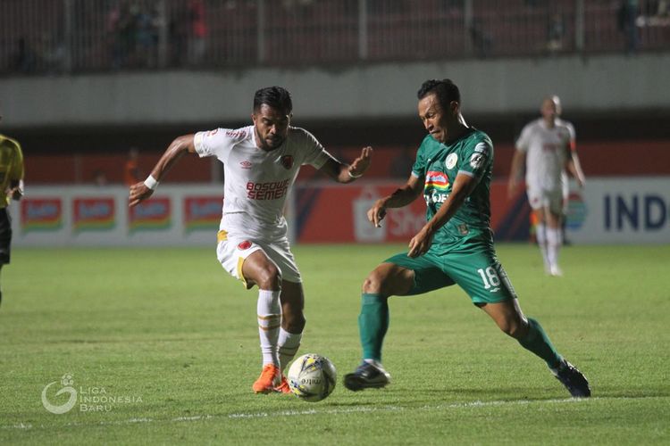 Zulham Zamrun (putih) berebut bola dengan Jajang Sukmara (hijau) saat laga PSS Sleman vs PSM Makassar di Stadion Maguwoharjo, Jumat (23/8/2019).  Pertandingan tersebut dimenangi PSS dengan skor 3-2. 