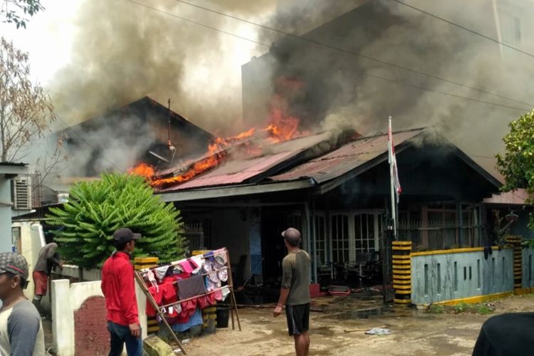 Sebuah rumah indekos di Jalan Untung Suropati, Kelurahan Benua Melayu Darat, Kecamatan Pontianak Selatan, Kota Pontianak, Kalimantan Barat, hangus dilalap api, Sabtu (24/8/2019) sekitar pukul 10.30 WIB.