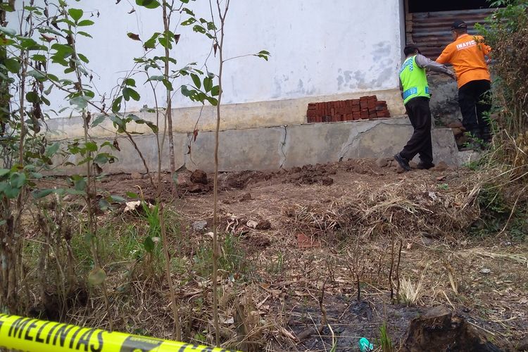 Lokasi penemuan empat tengkorak manusia di kebun belakang rumah warga Grumbul Karanggandul, Desa Pasinggangan, Kecamatan/Kabupaten Banyumas, Jawa Tengah, Minggu (25/8/2019).