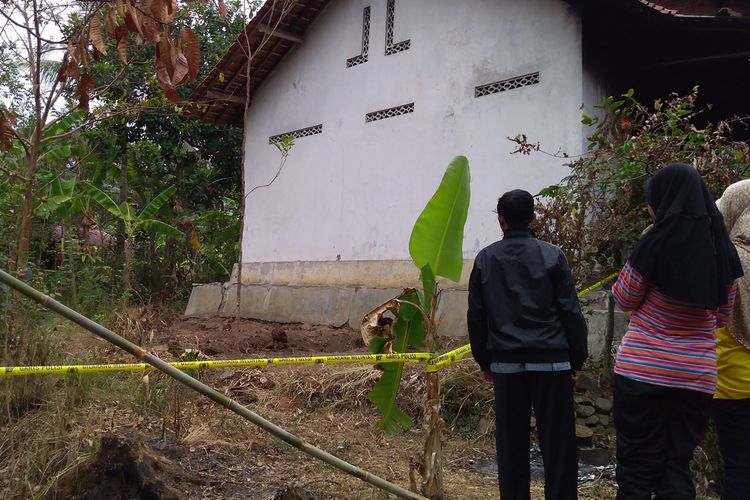 Lokasi penemuan empat kerangka manusia di Grumbul Karanggandul, Desa Pasinggangan, Kecamatan/Kabupaten Banyumas, Jawa Tengah, Minggu (25/8/2019).