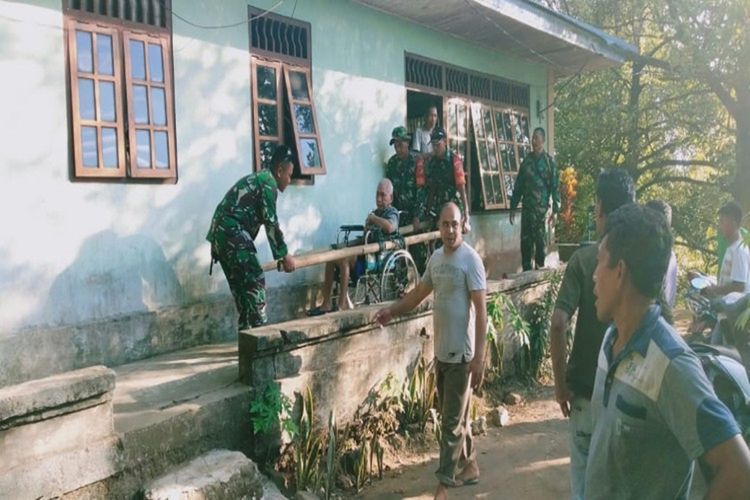 Seorang warga di Desa Winangun Lindongan II, Kecamatan Siau Barat Utara, Kabupaten Kepulauan Siau Tagulandang Biaro (Sitaro), Sulawesi Utara, dievakuasi oleh tim gabungan pada Minggu (25/8/2019) pukul 17.00 Wita.
