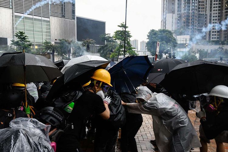 Suasana bentrokan antara pengunjuk rasa pro-demokrasi dan polisi di Tseun Wan, Hong Kong, Minggu (25/8/2019). Aksi protes telah bergulir selama 3 bulan terakhir di Hong Kong, dimulai ketika Kepala Eksekutif Hong Kong Carrie Lam memperkenalkan undang-undang yang bisa mengekstradisi kriminal ke China daratan.