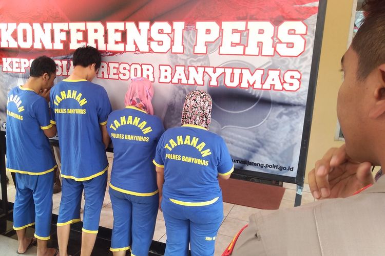 Tersangka dihadirkan dalam ungkap kasus penemuan empat kerangka manusia di Mapolres Banyumas, Purwokerto, Jawa Tengah, Selasa (27/8/2019).