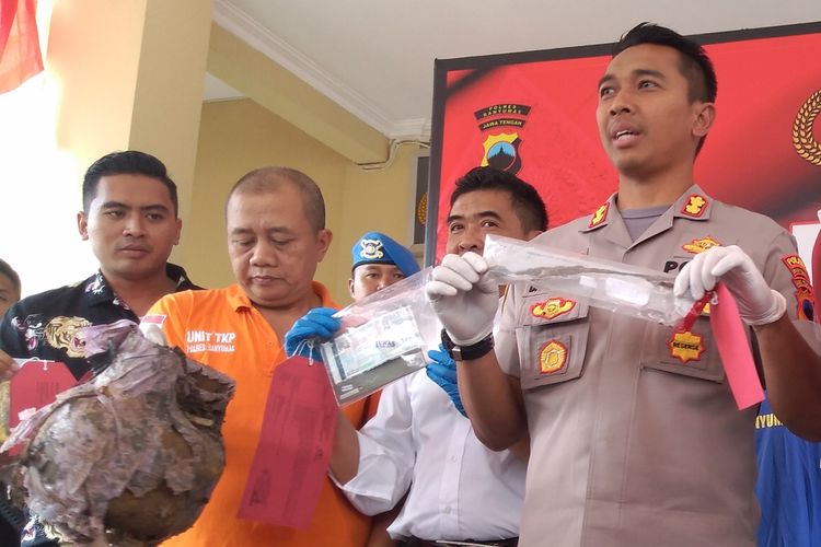Polisi tunjukkan barang bukti berupa tabung gas 3 kg dam besi ungkitam dongkrak yang diduga digunakan untuk membunuh korban saat ungkap kasus di Mapolres Banyumas, Purwokerto, Jawa Tengah, Selasa (27/8/2019).